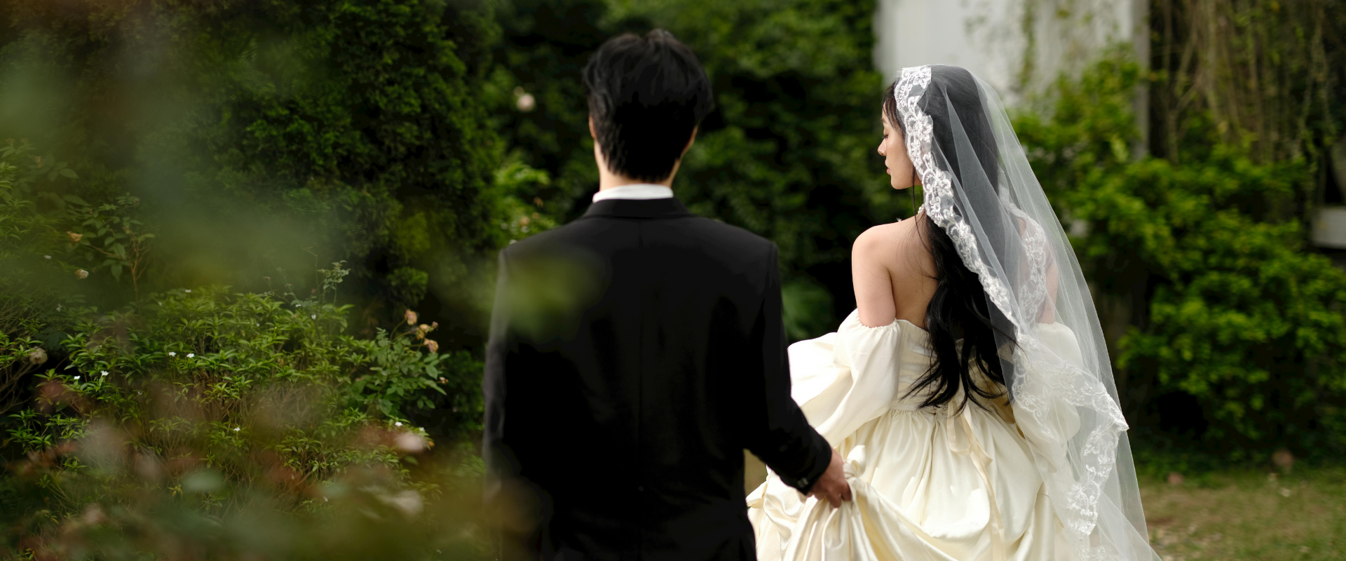 wedding-photography-mistakes-couple-walking-shot.jpg